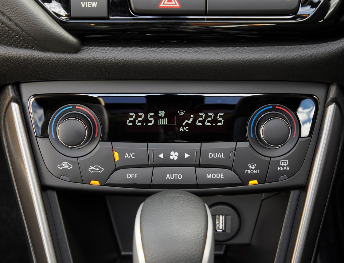 Suzuki S-CROSS keeps passenger and driver comfortable with dual-zone digital climate control