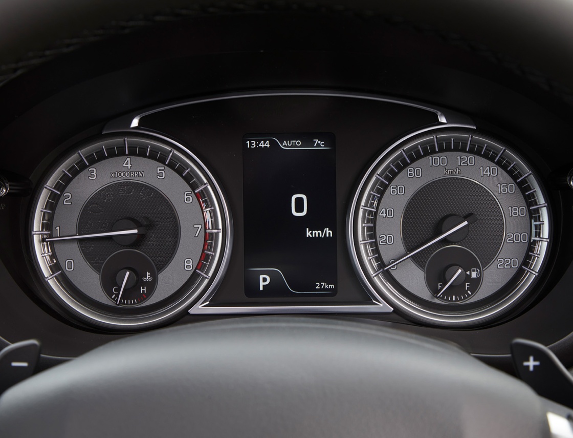 Suzuki S-CROSS instrument gauges featuring digital speedometer