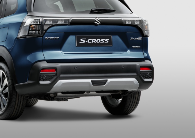 S-CROSS rear bumper with LED lights