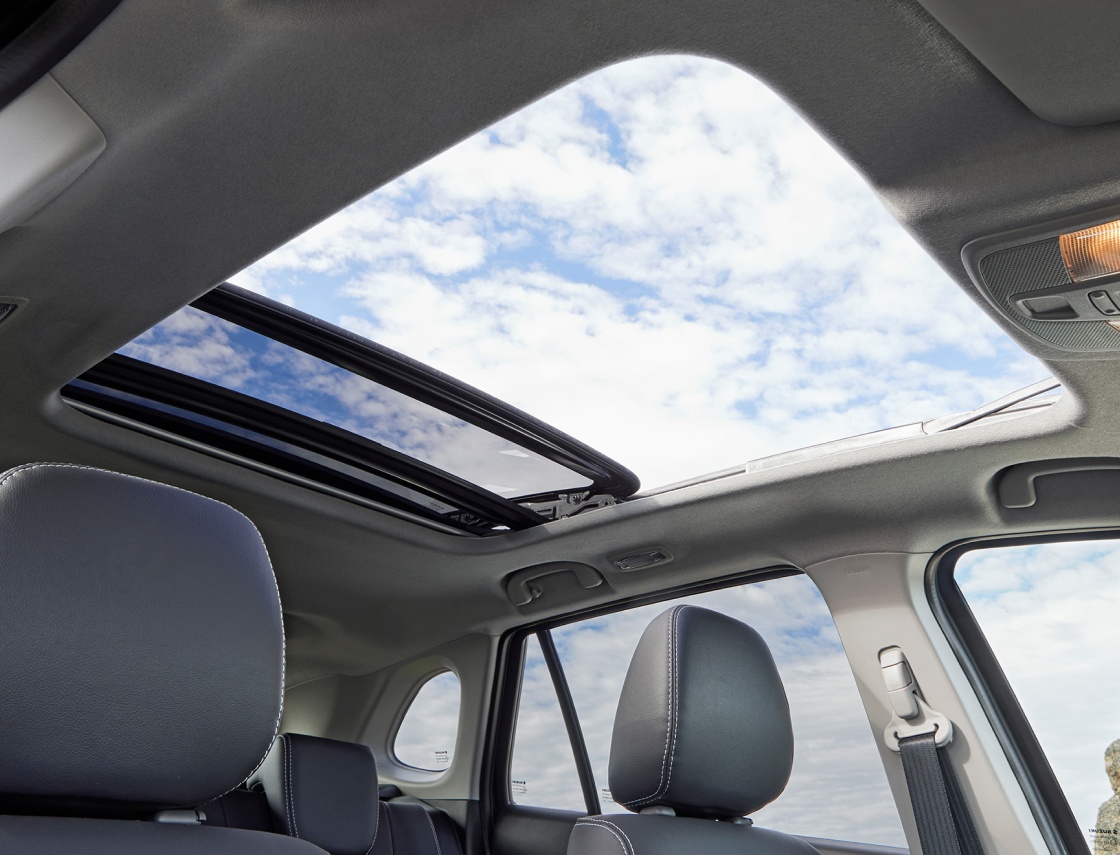 S-CROSS panoramic sunroof lets in extra light and air