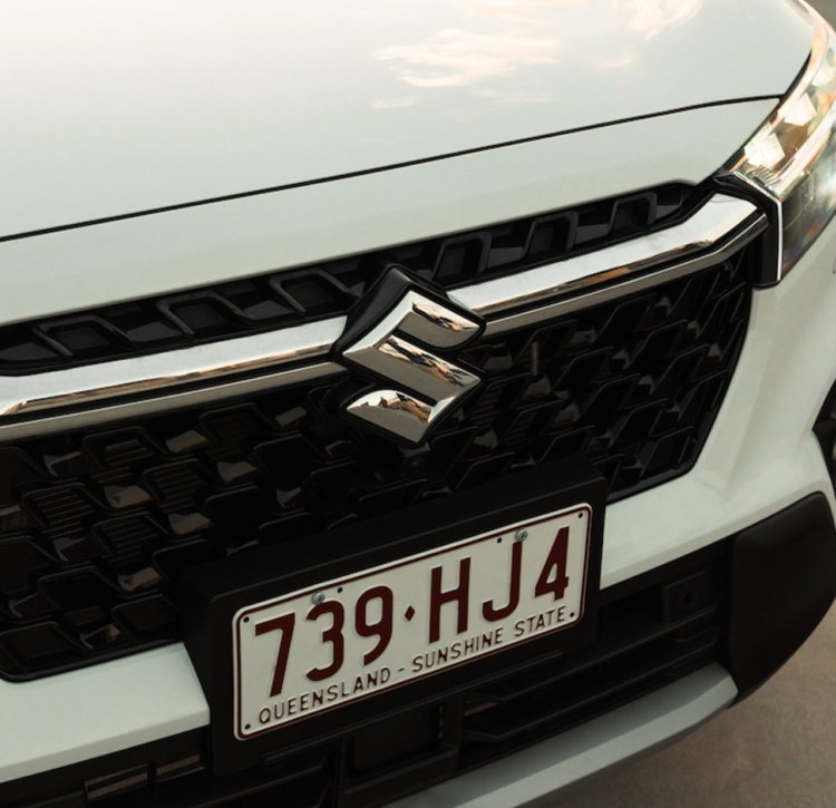 The stylish black front grille of the S-CROSS with iconic Suzuki bagdge