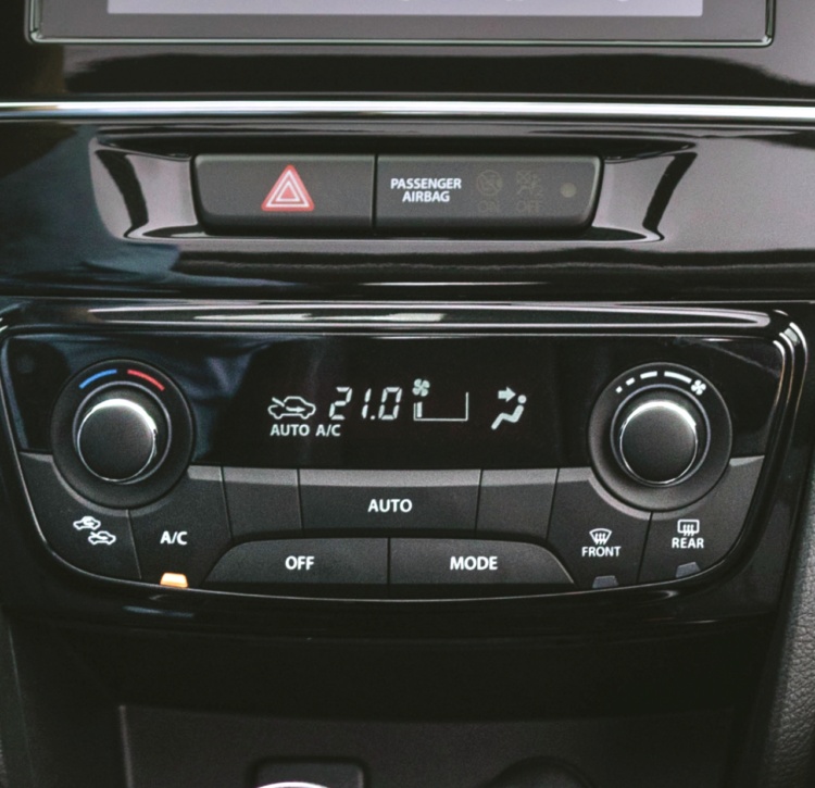 Digital climate control in Suzuki Vitara keeps you at just the right temperature